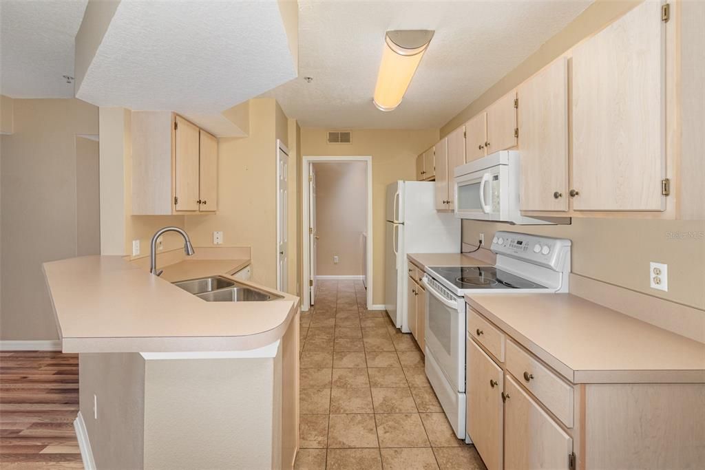 Recently Sold: $214,900 (1 beds, 1 baths, 732 Square Feet)