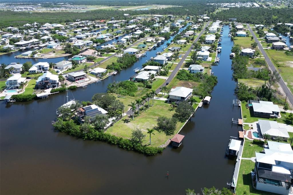 На продажу: $1,075,000 (0.56 acres)