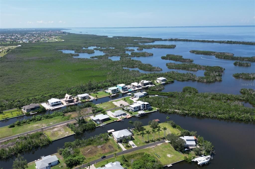 На продажу: $1,075,000 (0.56 acres)