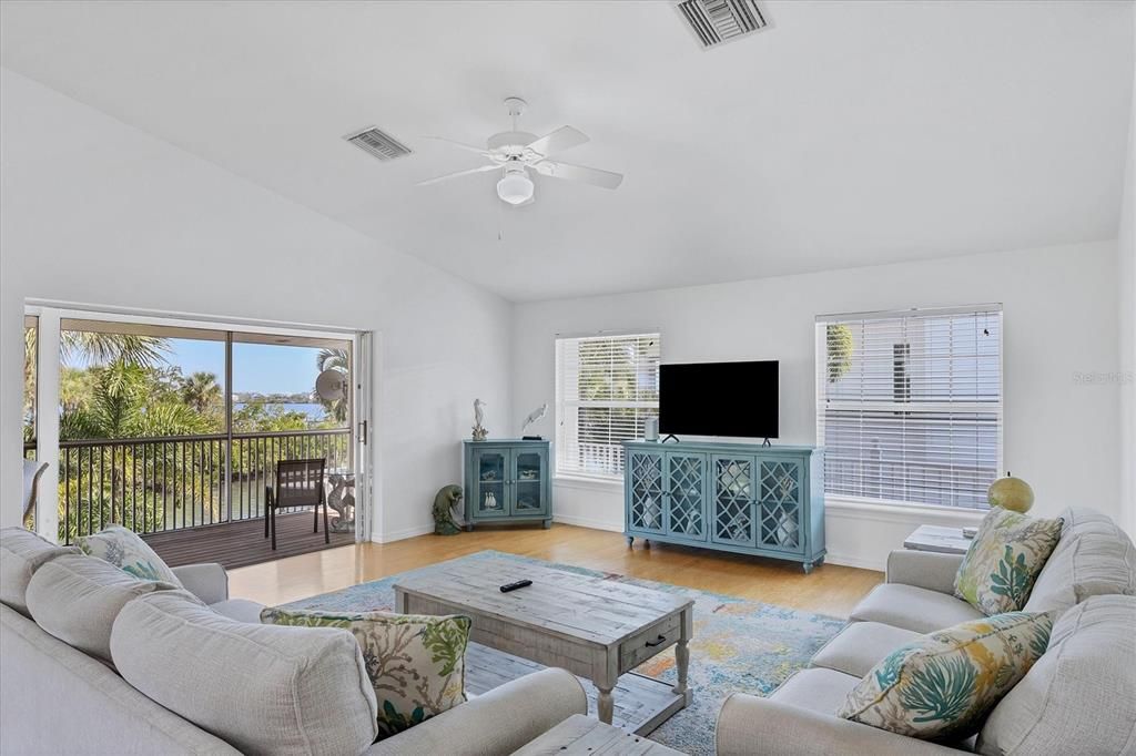 For Sale: $1,695,000 (3 beds, 2 baths, 2700 Square Feet)