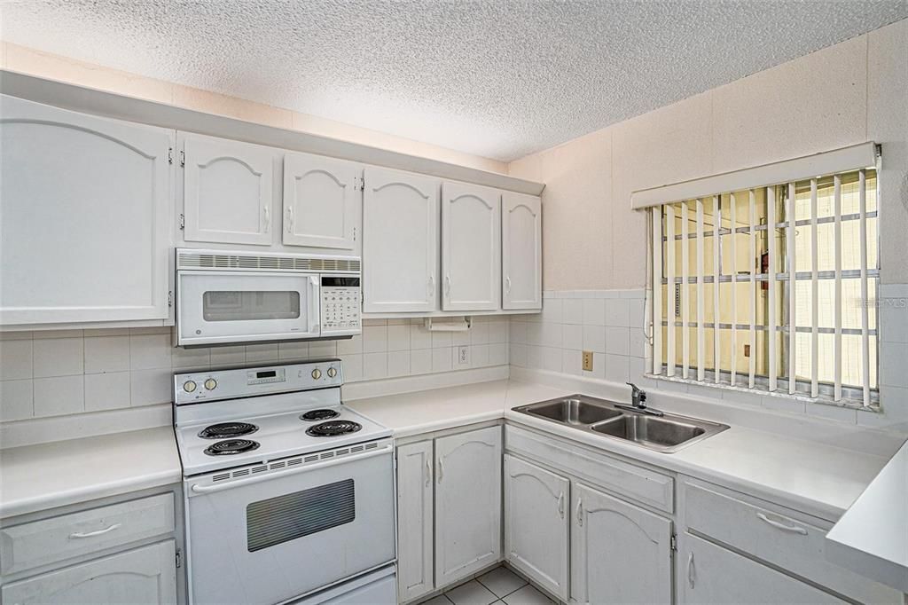 For Sale: $145,000 (2 beds, 2 baths, 1170 Square Feet)