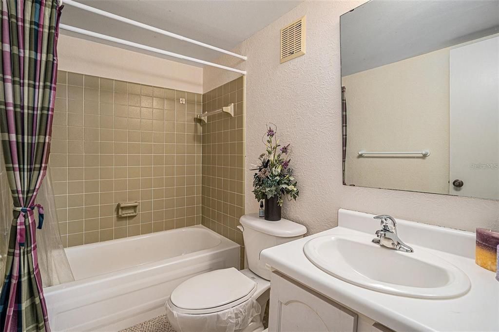 待售: $145,000 (2 贝兹, 2 浴室, 1170 平方英尺)