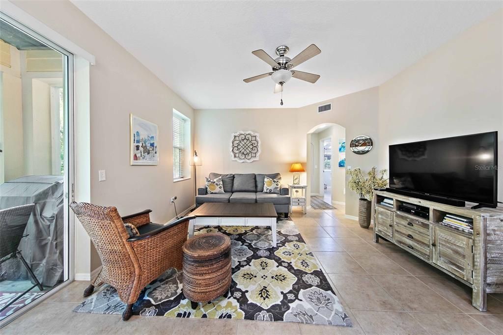 Active With Contract: $275,000 (2 beds, 2 baths, 982 Square Feet)
