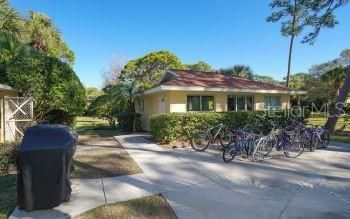 Active With Contract: $1,750 (2 beds, 1 baths, 865 Square Feet)