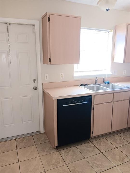 For Rent: $1,800 (2 beds, 2 baths, 1069 Square Feet)