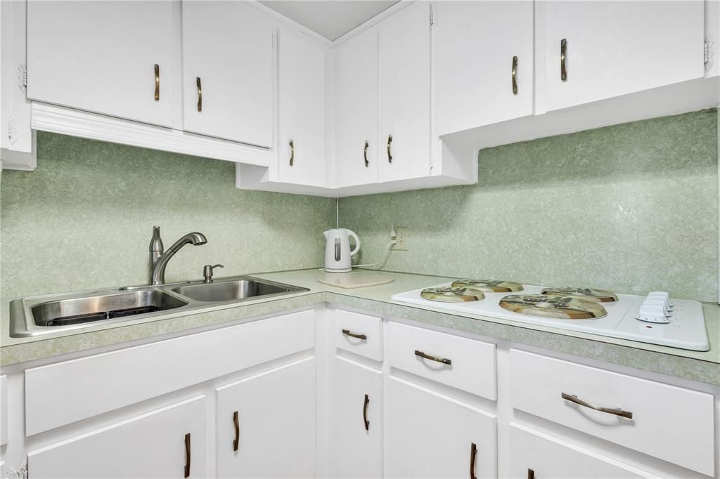 Active With Contract: $131,000 (1 beds, 1 baths, 825 Square Feet)