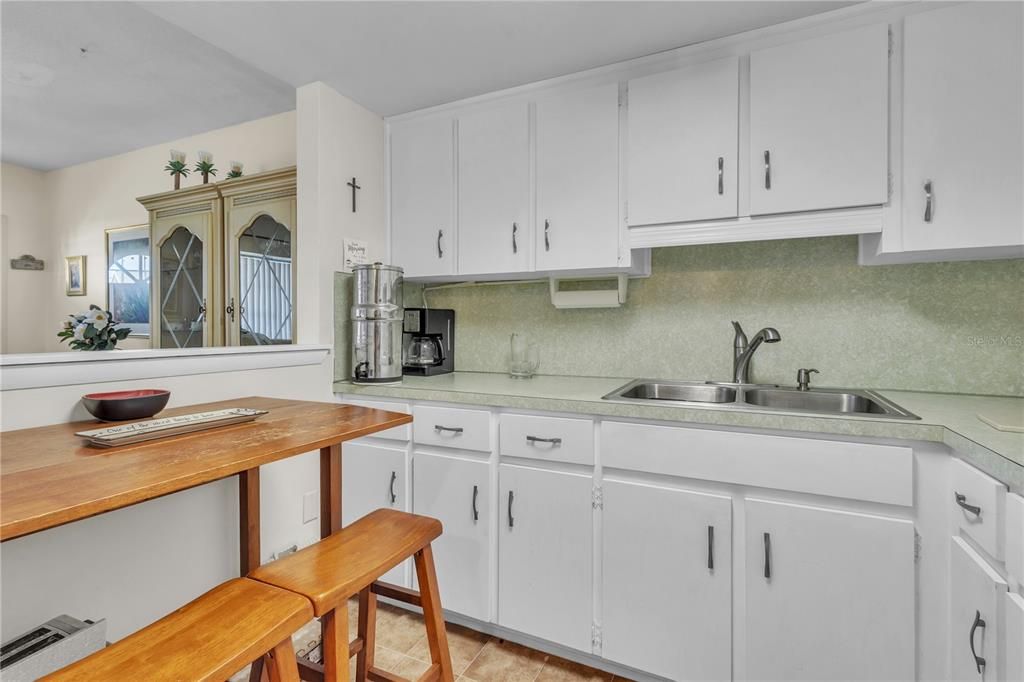 Active With Contract: $131,000 (1 beds, 1 baths, 825 Square Feet)