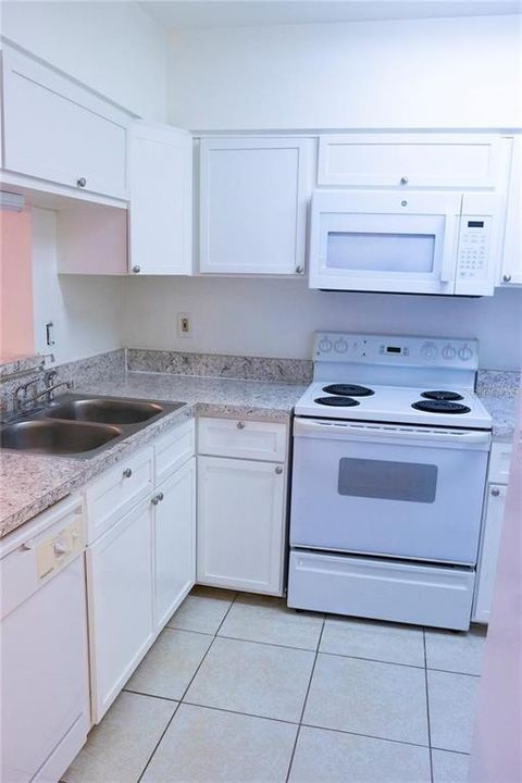 For Sale: $185,000 (2 beds, 2 baths, 912 Square Feet)