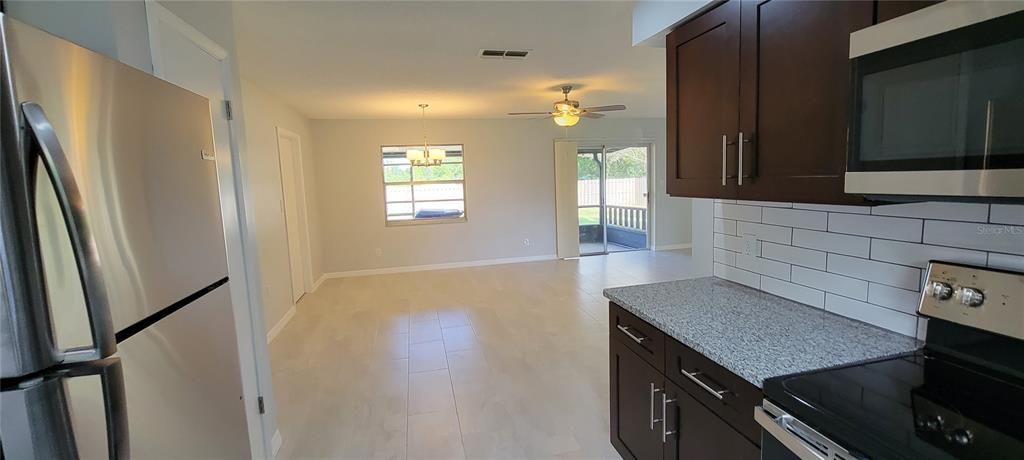 Recently Rented: $1,800 (2 beds, 1 baths, 1004 Square Feet)
