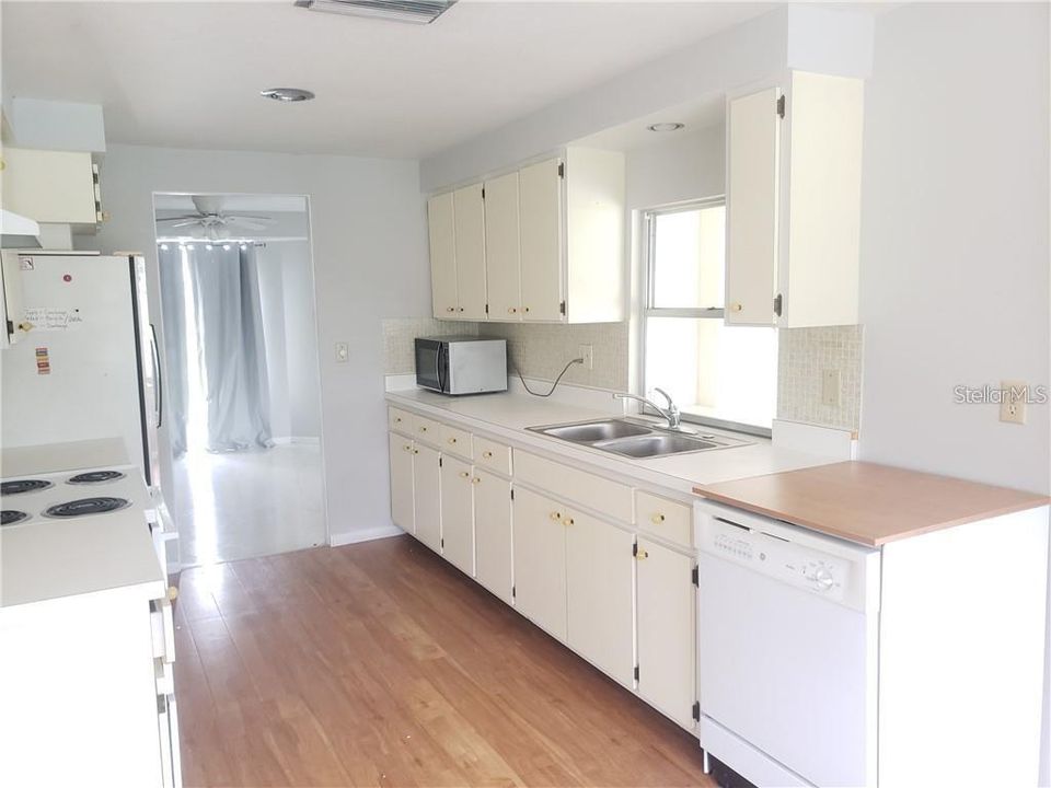 Recently Rented: $2,900 (3 beds, 2 baths, 1876 Square Feet)