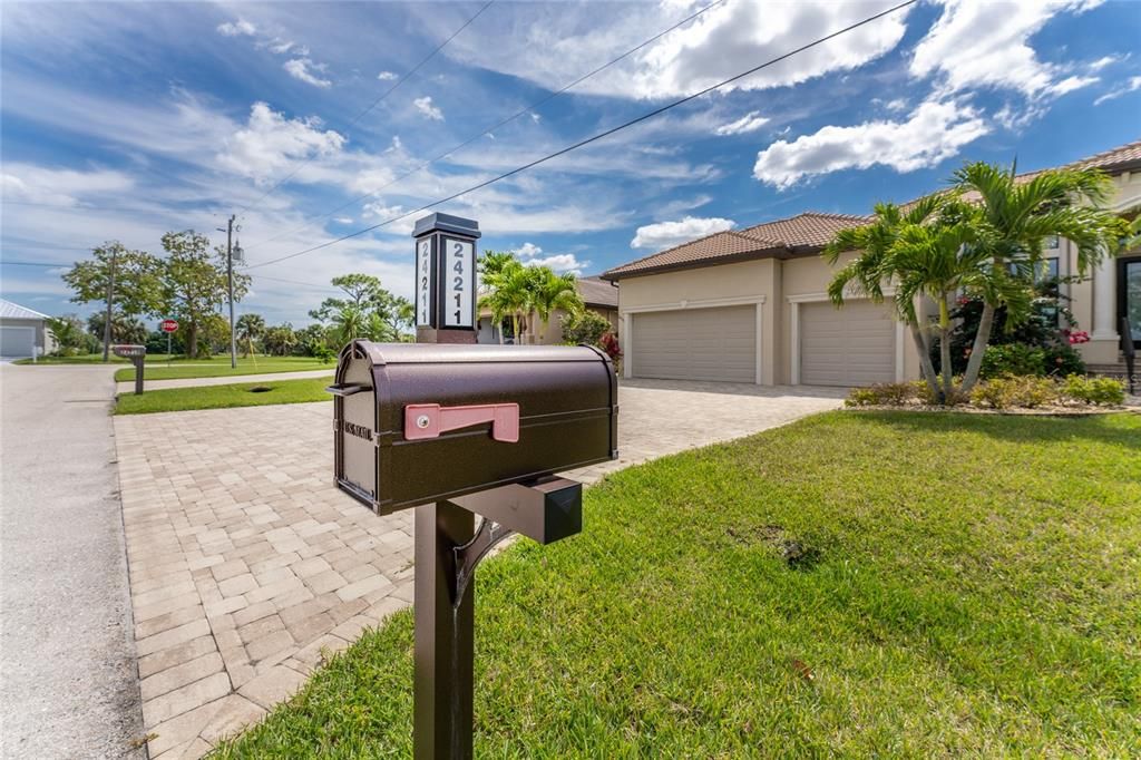 For Sale: $774,900 (3 beds, 2 baths, 2411 Square Feet)