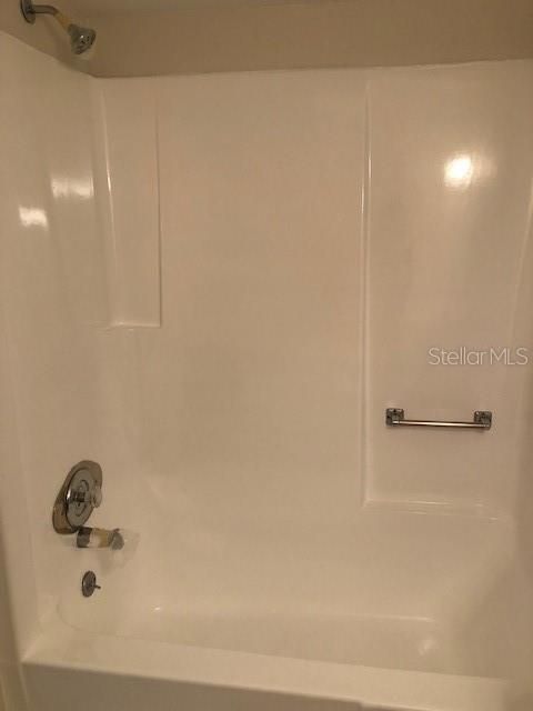 guest bathtub/shower