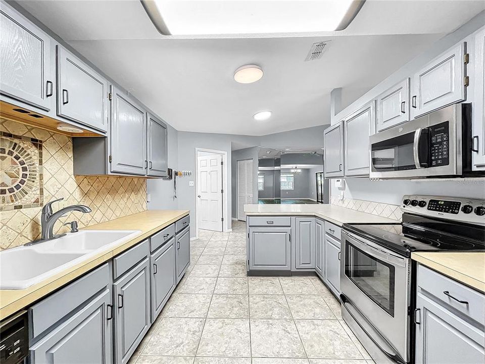 For Sale: $275,000 (2 beds, 2 baths, 1481 Square Feet)