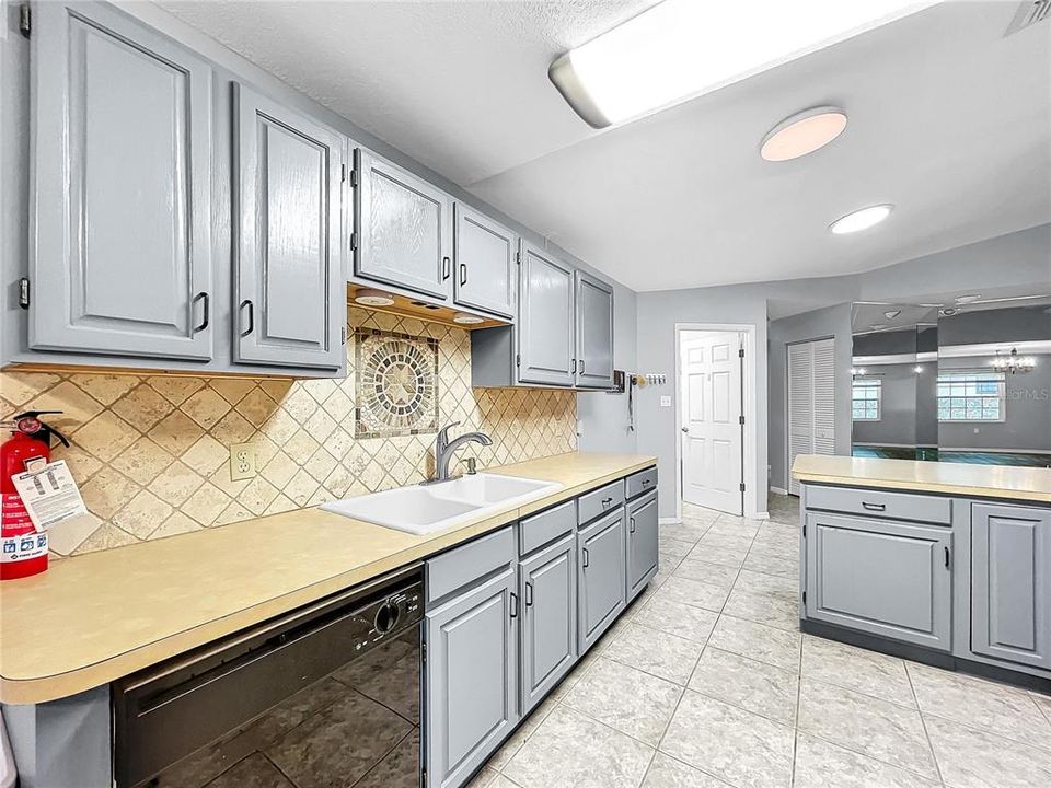 For Sale: $275,000 (2 beds, 2 baths, 1481 Square Feet)