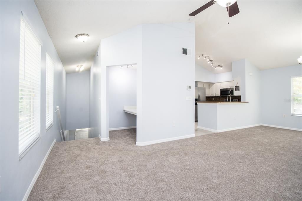 Active With Contract: $1,800 (1 beds, 1 baths, 1200 Square Feet)