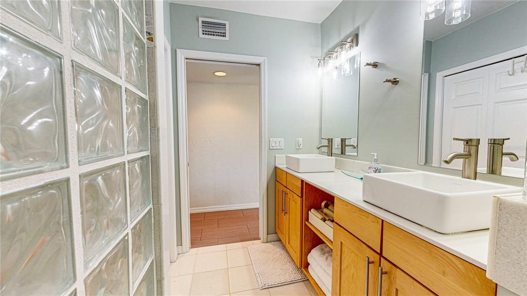 最近售出: $549,500 (2 贝兹, 2 浴室, 1350 平方英尺)