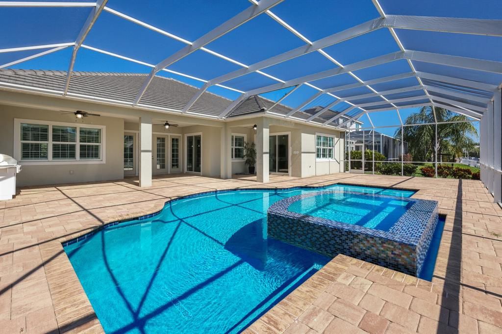 Large pool with extended lanai and cage