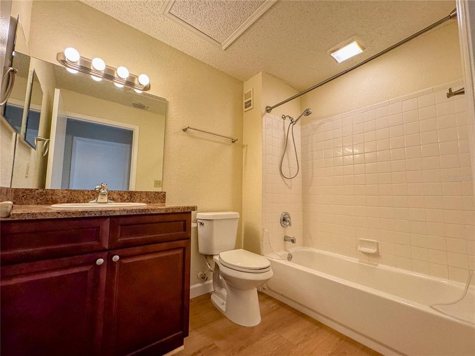 待售: $189,500 (2 贝兹, 2 浴室, 950 平方英尺)