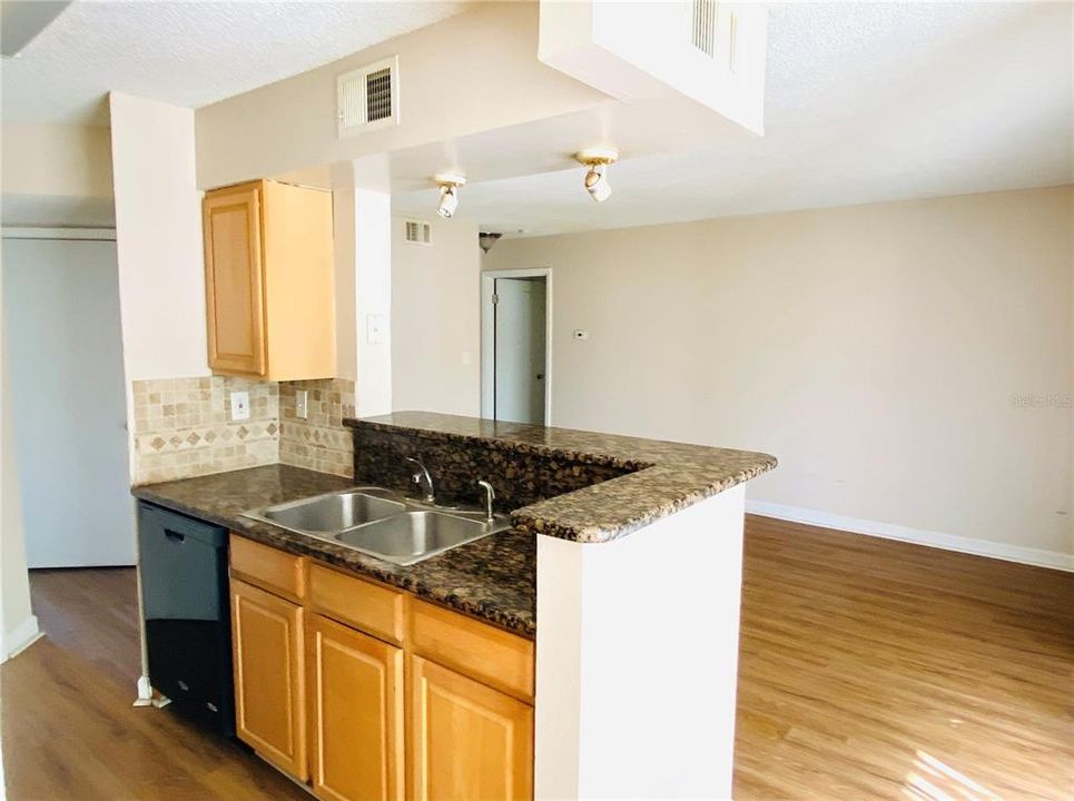 Active With Contract: $1,250 (1 beds, 1 baths, 684 Square Feet)