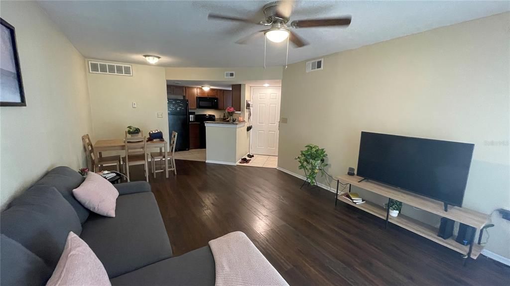 For Sale: $140,000 (1 beds, 1 baths, 660 Square Feet)