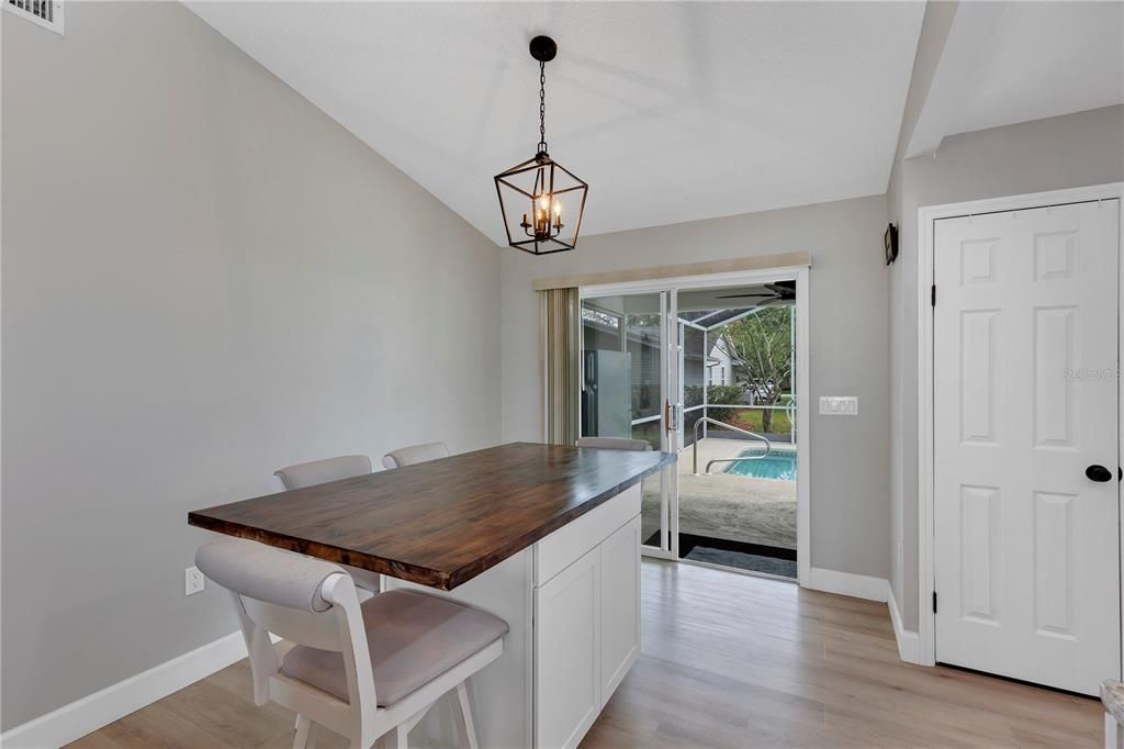 For Sale: $284,000 (2 beds, 2 baths, 1186 Square Feet)