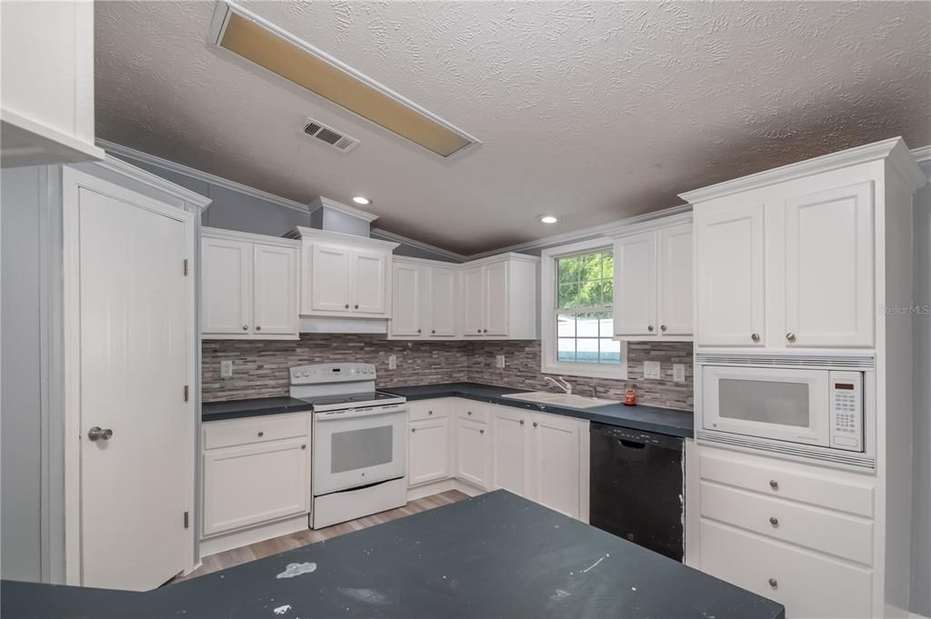 Recently Sold: $195,000 (3 beds, 2 baths, 1404 Square Feet)