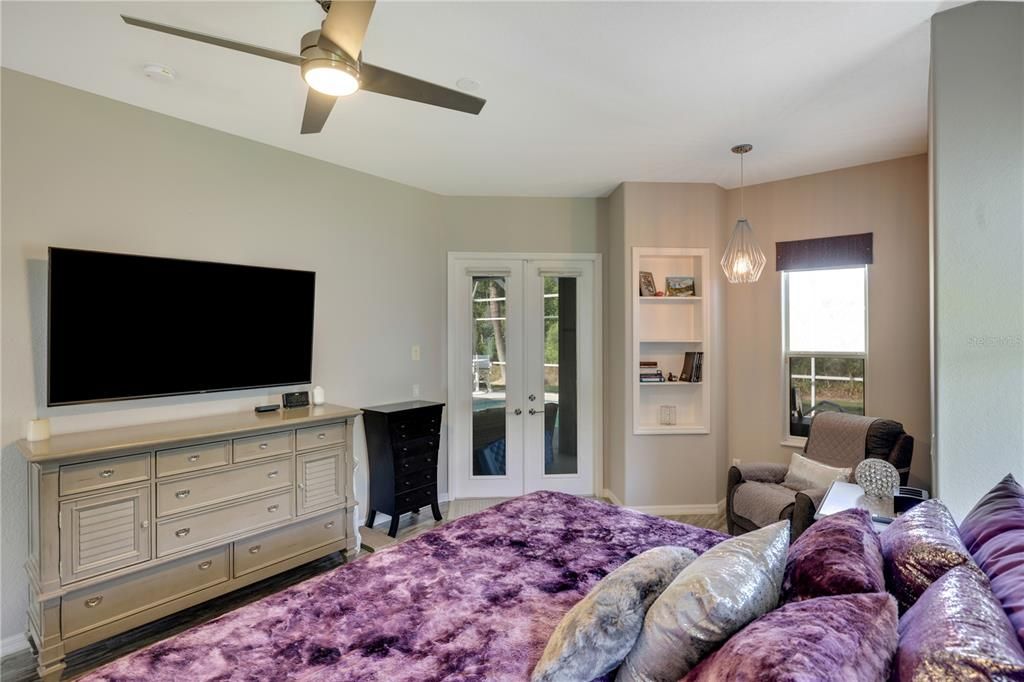 Primary Bedroom has sitting area with built-in book shelves...Television is included....