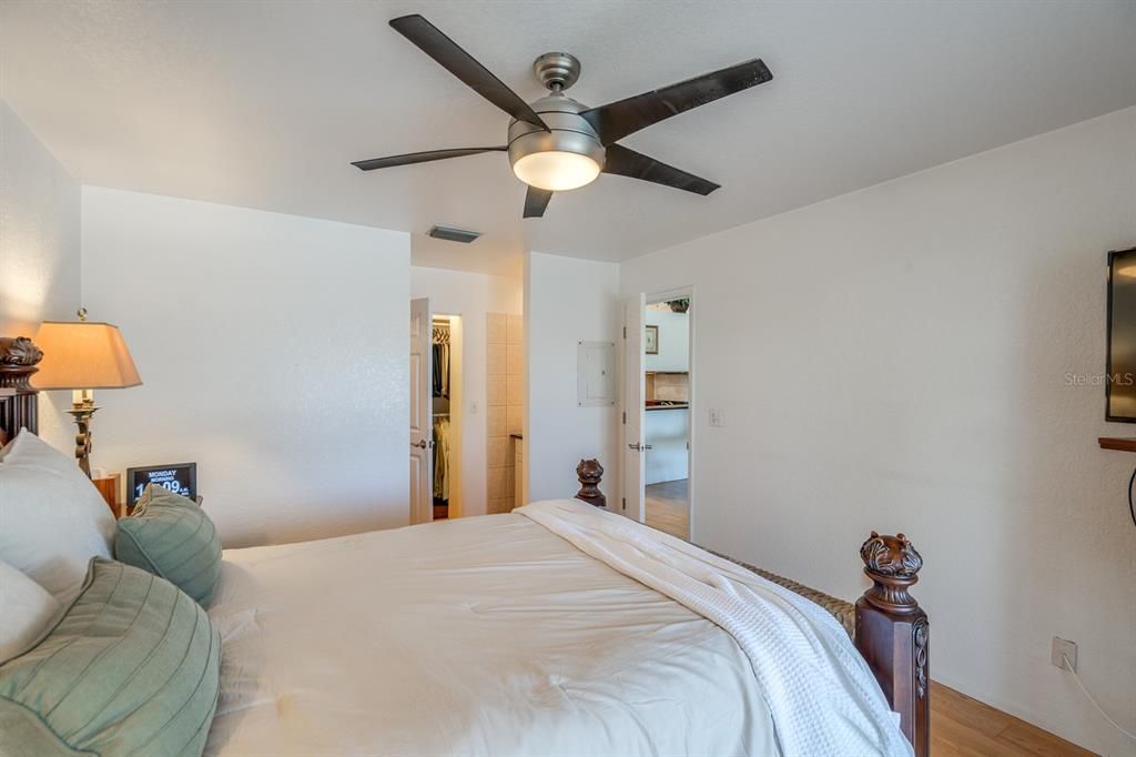 For Sale: $387,000 (2 beds, 2 baths, 920 Square Feet)