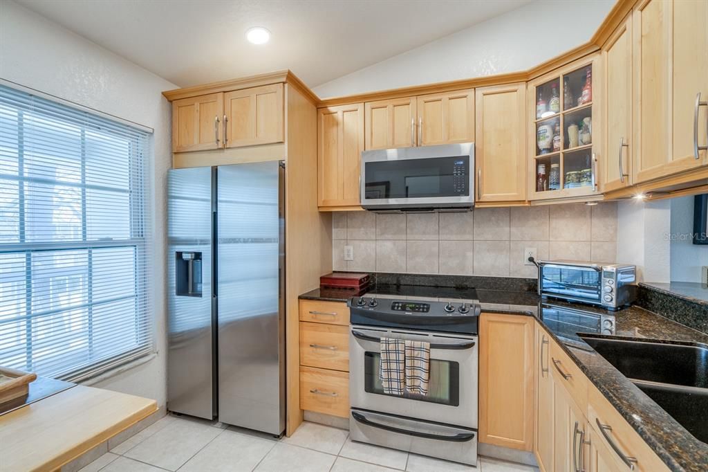 For Sale: $387,000 (2 beds, 2 baths, 920 Square Feet)