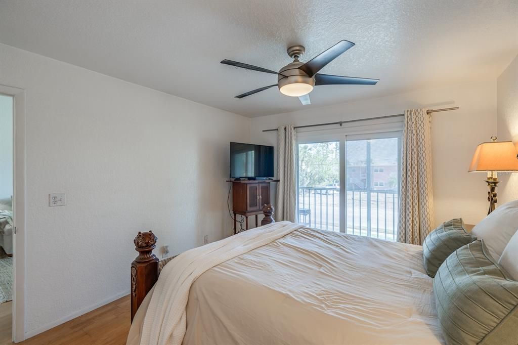 For Sale: $387,000 (2 beds, 2 baths, 920 Square Feet)