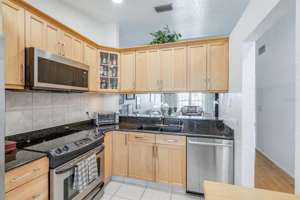 For Sale: $387,000 (2 beds, 2 baths, 920 Square Feet)