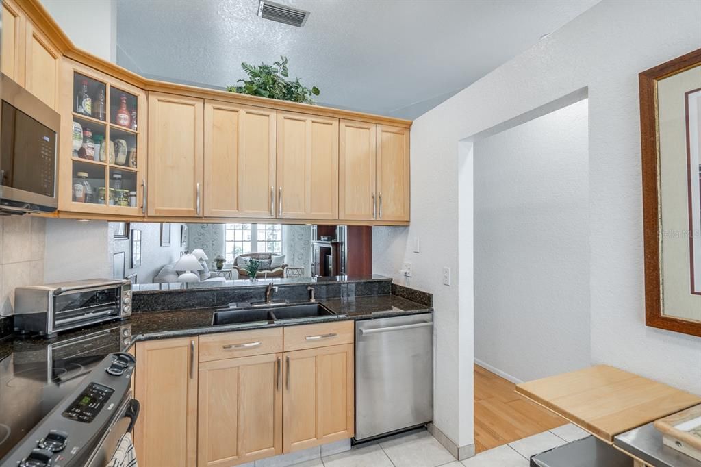 For Sale: $387,000 (2 beds, 2 baths, 920 Square Feet)