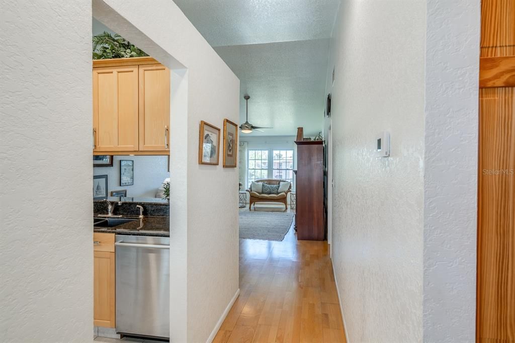 For Sale: $387,000 (2 beds, 2 baths, 920 Square Feet)