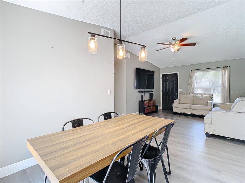 Active With Contract: $345,000 (3 beds, 2 baths, 946 Square Feet)