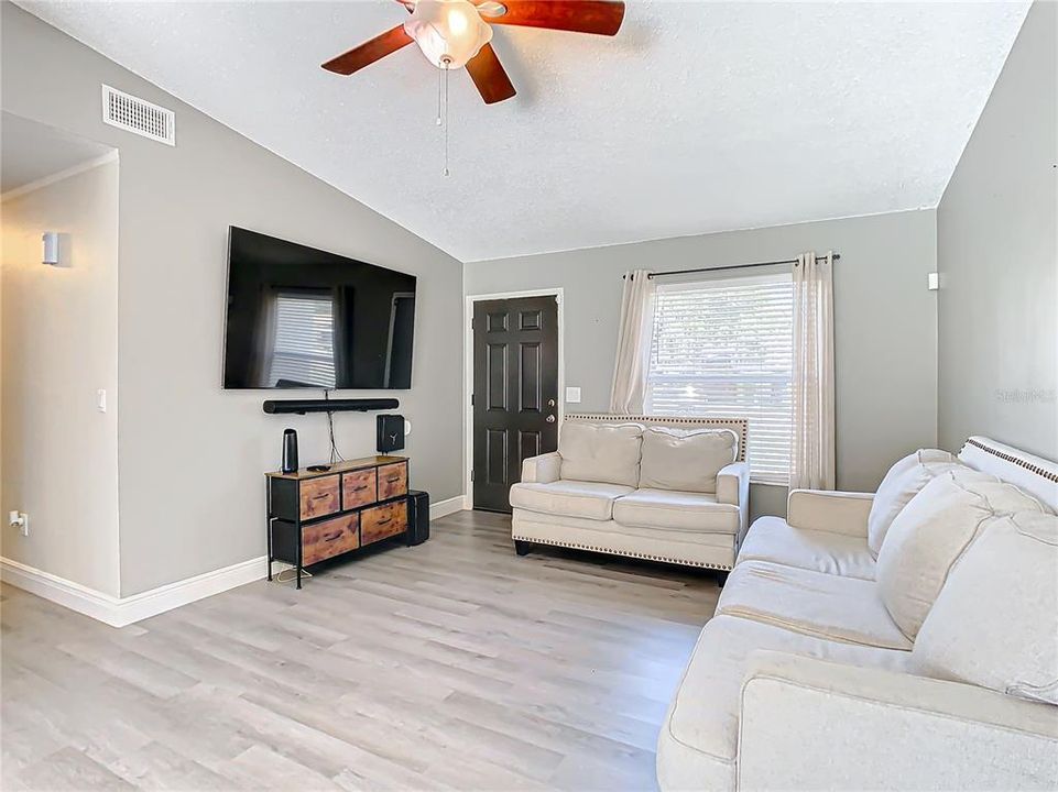 For Sale: $345,000 (3 beds, 2 baths, 946 Square Feet)