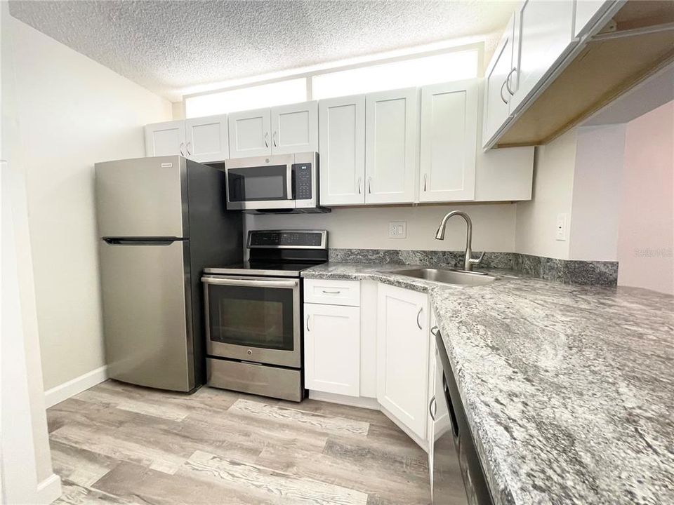 Active With Contract: $1,600 (2 beds, 2 baths, 979 Square Feet)