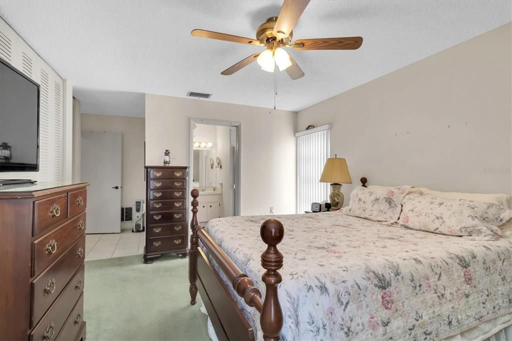 Active With Contract: $239,900 (2 beds, 2 baths, 1422 Square Feet)