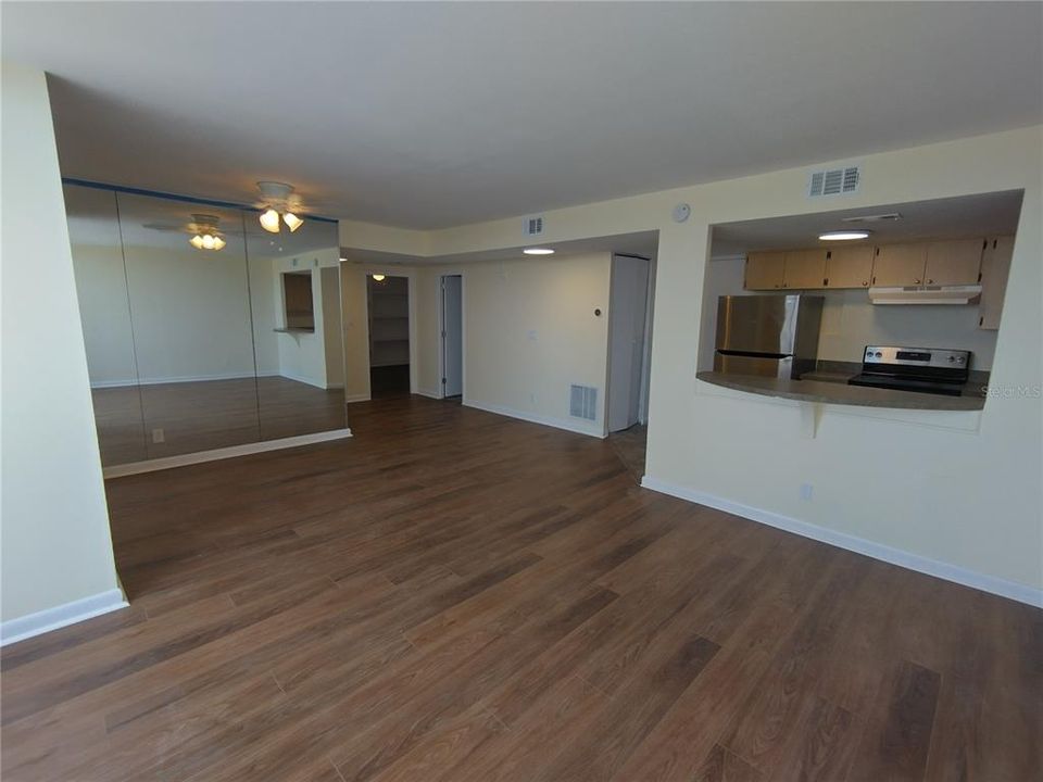 Active With Contract: $1,995 (2 beds, 2 baths, 846 Square Feet)