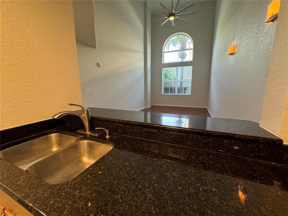 For Sale: $450,000 (1 beds, 1 baths, 1015 Square Feet)