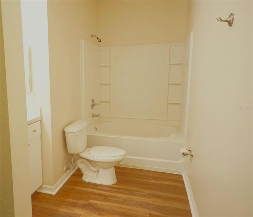 For Rent: $1,300 (1 beds, 1 baths, 868 Square Feet)