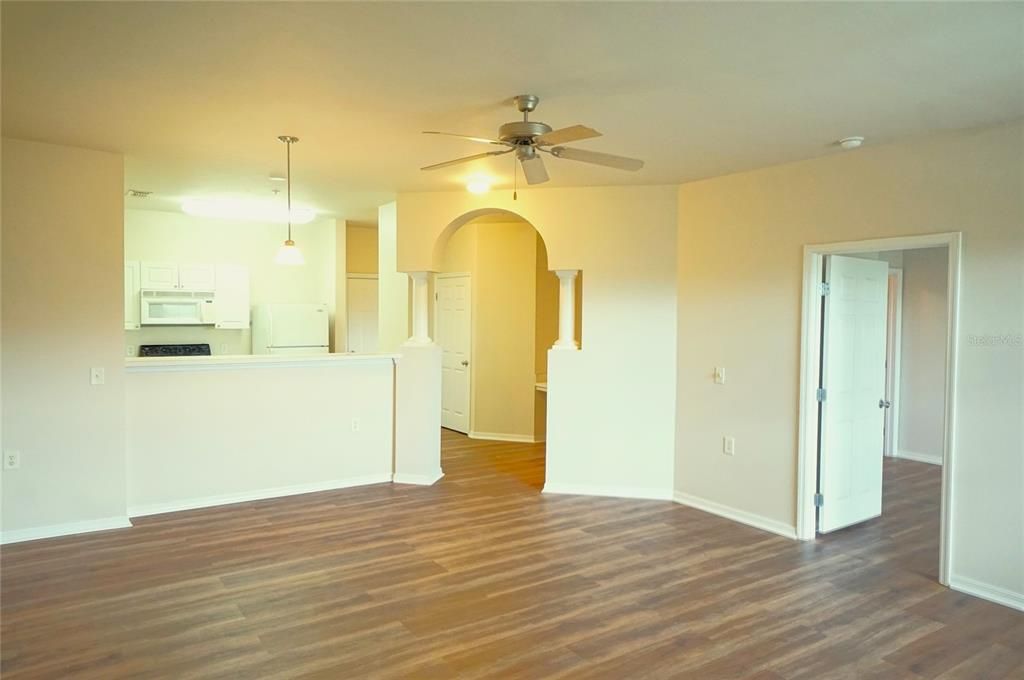 For Rent: $1,300 (1 beds, 1 baths, 868 Square Feet)
