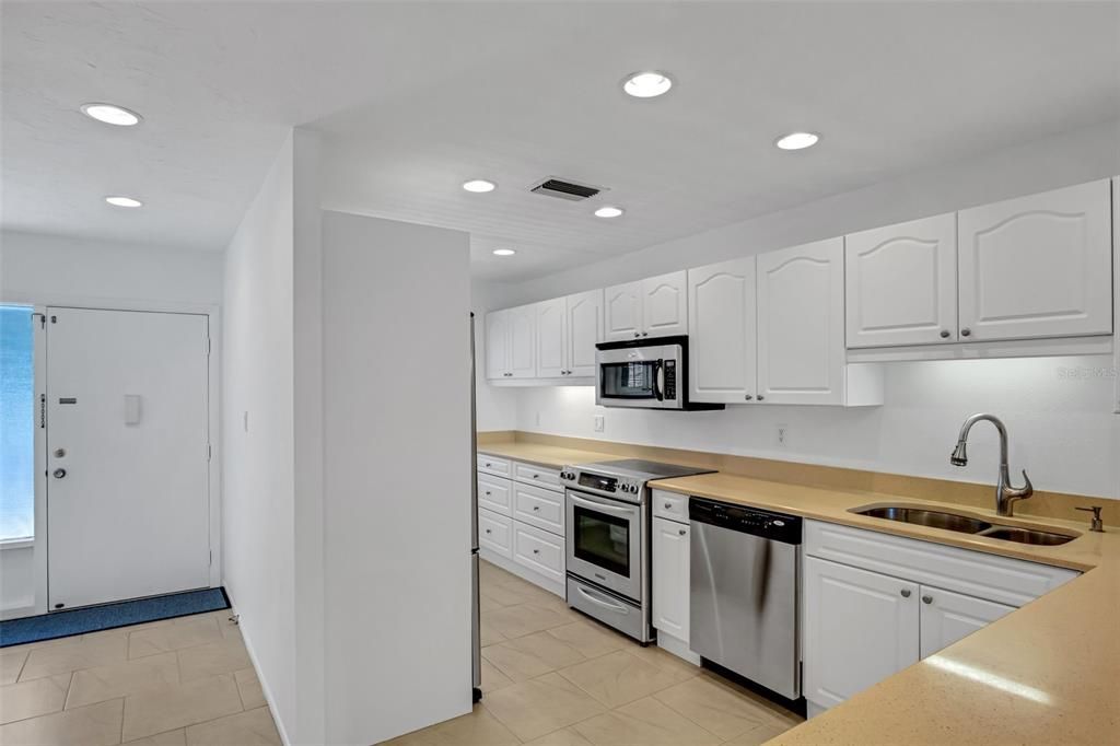 Active With Contract: $584,900 (2 beds, 2 baths, 1115 Square Feet)