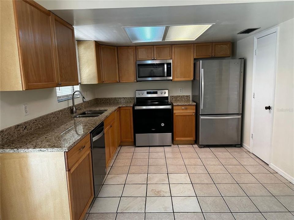 Active With Contract: $1,600 (2 beds, 1 baths, 975 Square Feet)