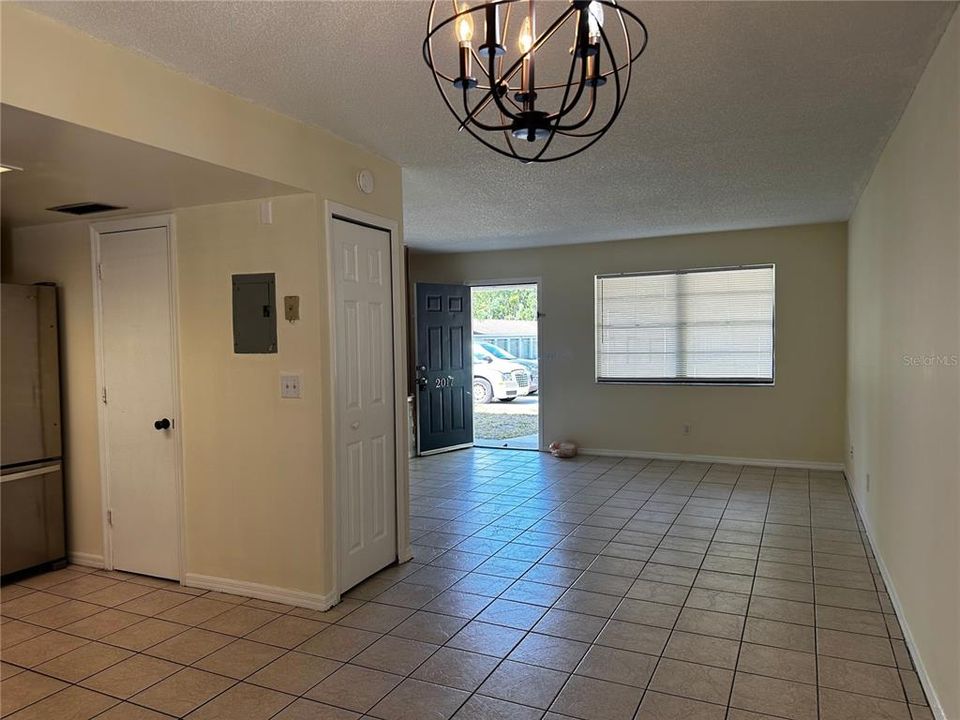 Active With Contract: $1,600 (2 beds, 1 baths, 975 Square Feet)