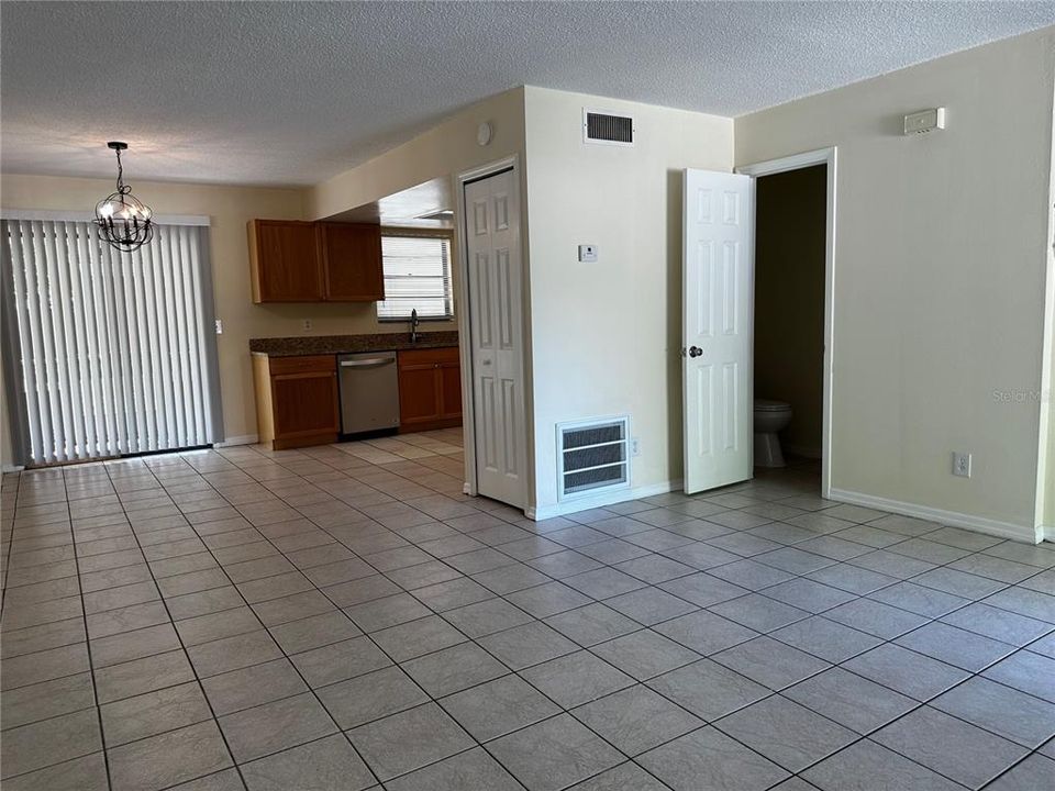 Active With Contract: $1,600 (2 beds, 1 baths, 975 Square Feet)