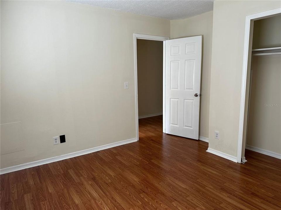 Active With Contract: $1,600 (2 beds, 1 baths, 975 Square Feet)