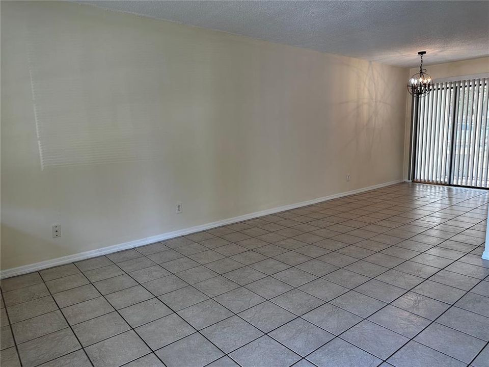 Active With Contract: $1,600 (2 beds, 1 baths, 975 Square Feet)