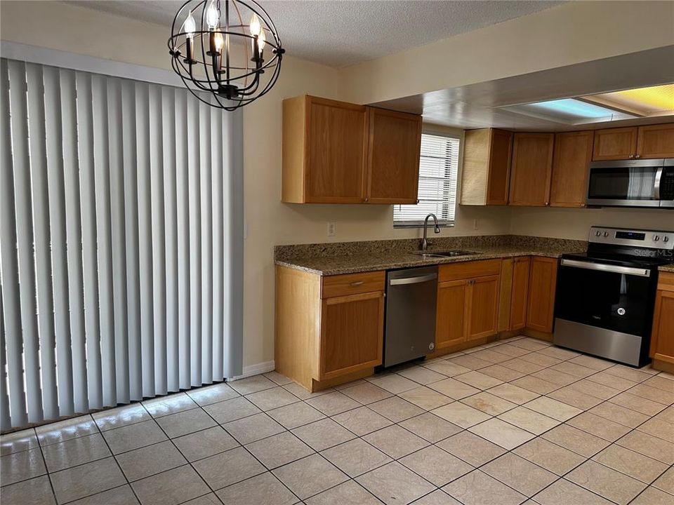 Active With Contract: $1,600 (2 beds, 1 baths, 975 Square Feet)