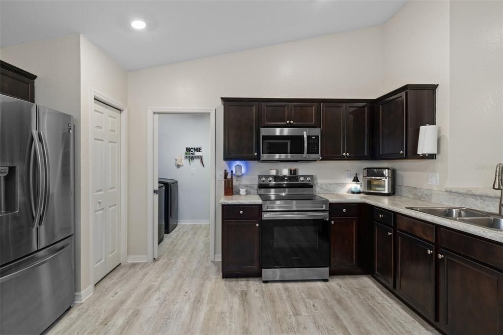 Active With Contract: $335,000 (3 beds, 2 baths, 1542 Square Feet)