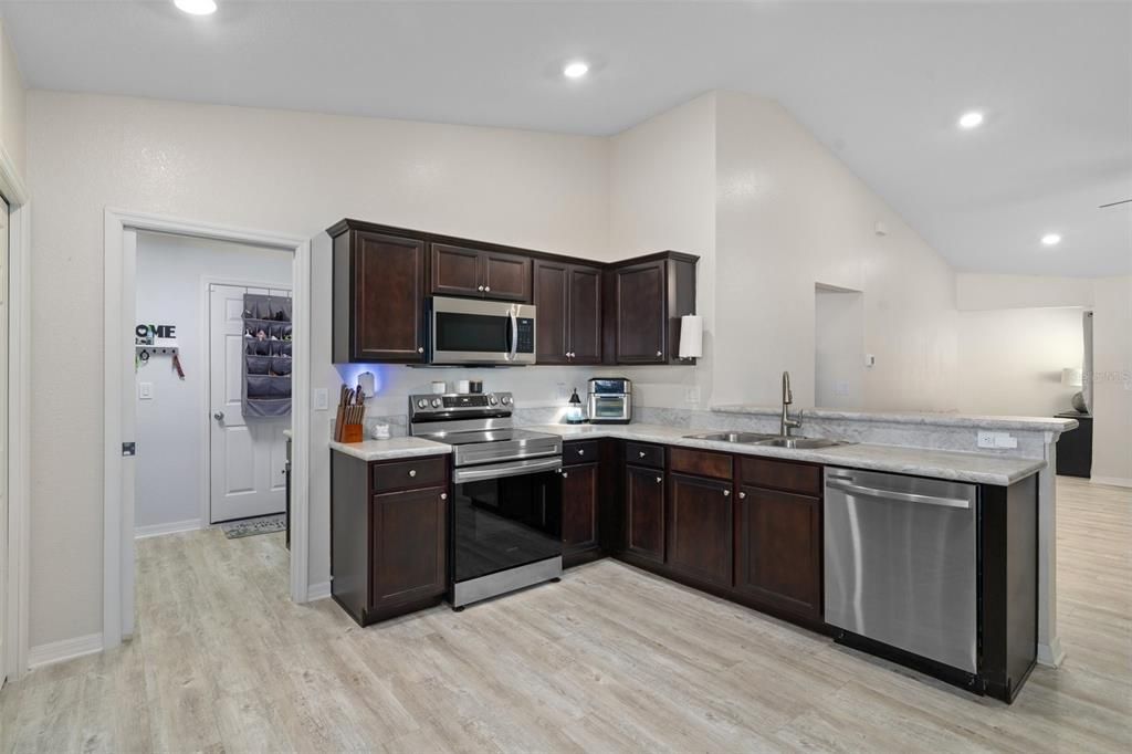 Active With Contract: $335,000 (3 beds, 2 baths, 1542 Square Feet)